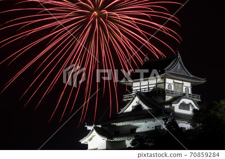 [愛知縣犬山市]日本線夏季節夏季煙花節。煙花和犬山城。 70859284