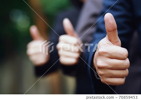 Businessmen congratulate marketing executives 70859453