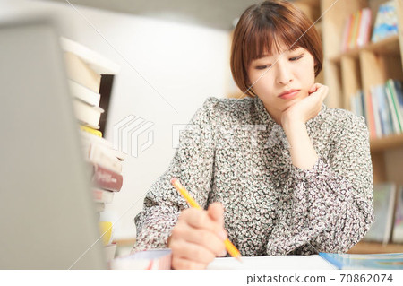 一名年輕女子在學習 70862074