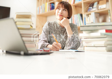 一名年輕女子在學習 70862079