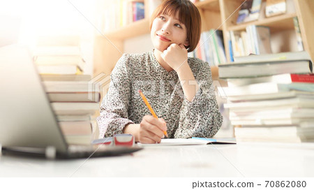 一名年輕女子在學習 70862080