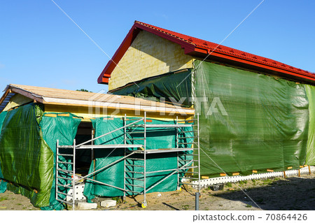 construction of a residential house from blocks, technological treatment of the facade 70864426