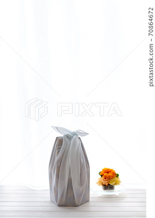 The remains of a dog, a funeral urn The remains of a dog, a funeral urn 70864672