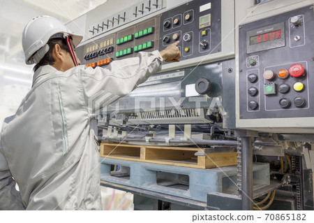 一個人操作單張紙膠印機的後視圖 70865182