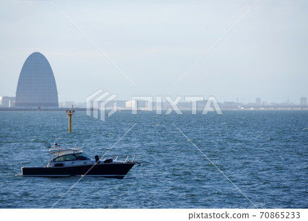 從海上螢火蟲看到的遊輪 70865233