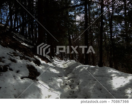 Snowy mountain path Snowy mountain path 70867366