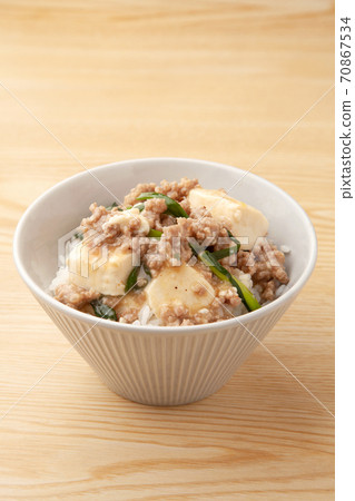 Tofu and minced meat soboro ankake bowl Tofu and minced meat soboro ankake bowl 70867534