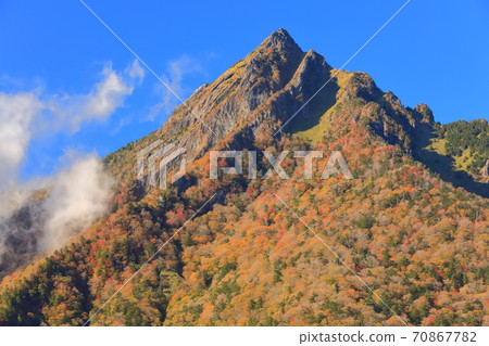 [愛媛縣]石zu山的秋葉在晴朗的天氣下 70867782