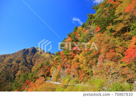 不明飛行物在晴朗的天氣下飛碟行的秋葉（富士·伊予） 70867810