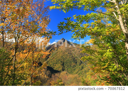 [Ehime Prefecture] Autumn leaves of Mt. Ishizuchi under fine weather 70867812