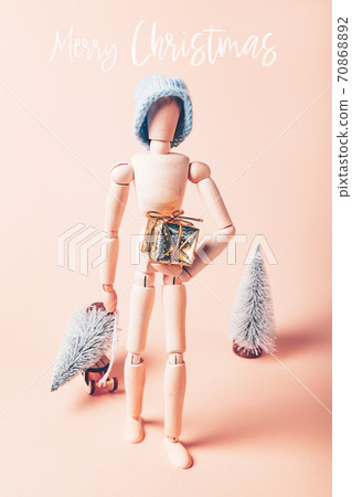 Wood man with Xmas tree Wood man with Xmas tree 70868892