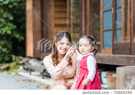 Family girls and moms living in the country Family girls and moms living in the country 70869299