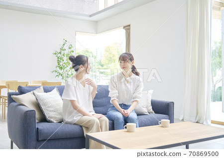 Woman talking in the living room Woman talking in the living room 70869500