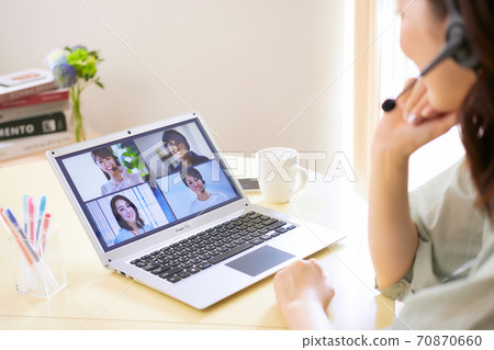 一個女人在客廳裡有一個在線會議 70870660