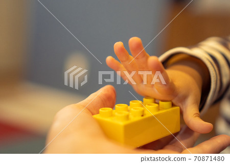 嬰兒的手“請”塊 70871480