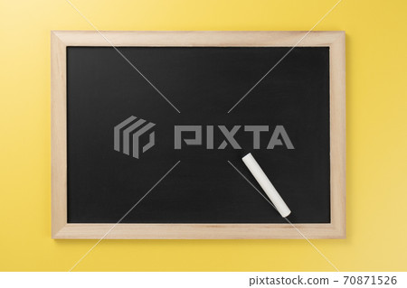 Blankboard and chalk with nothing written on it Blankboard and chalk with nothing written on it 70871526