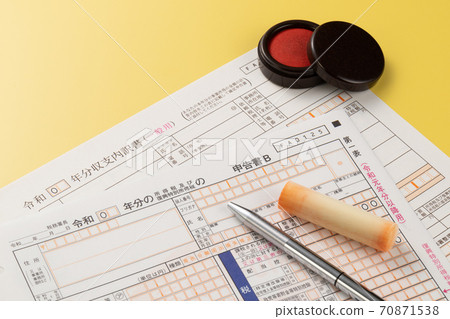 Image of tax return and seal 70871538