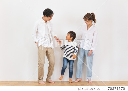 Portrait of a young family Portrait of a young family 70871570