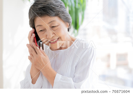 資深婦女談話在智能手機 資深婦女談話在智能手機 70871604