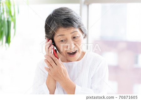 資深婦女談話在智能手機 資深婦女談話在智能手機 70871605