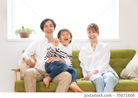 家人在沙發上放鬆 家人在沙發上放鬆 70871606