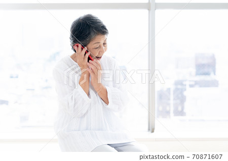 資深婦女談話在智能手機 資深婦女談話在智能手機 70871607