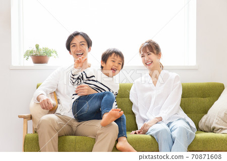 家人在沙發上放鬆 70871608