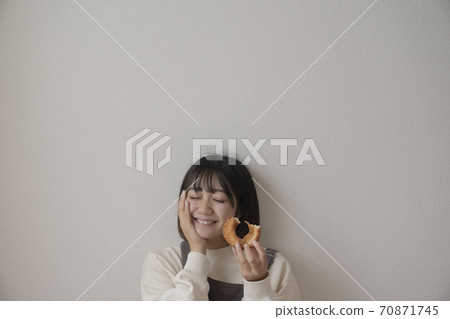 Donuts and women 70871745