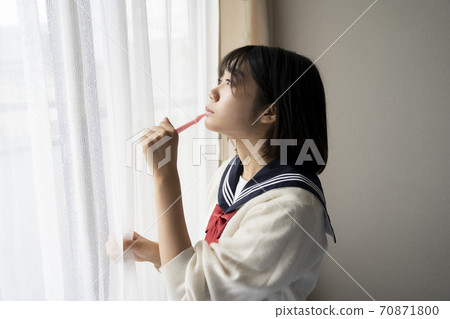 woman brushing teeth woman brushing teeth 70871800