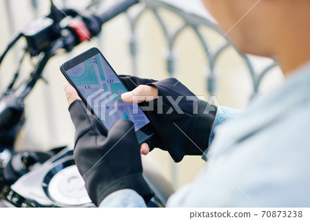 Motorcyclist setting destination point 70873238