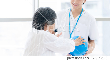 老年婦女康復和物理治療師 老年婦女康復和物理治療師 70873568