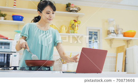 看電腦時做飯的女性食譜視頻食譜網站 70873608