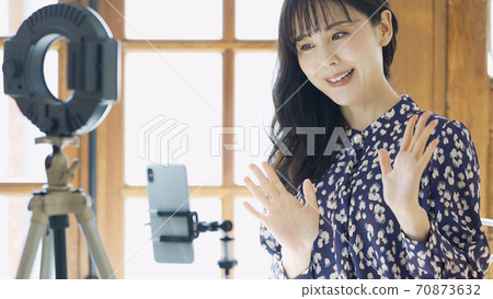 用智能手機Utuber Vlog拍攝視頻的女性河流發行人 70873632