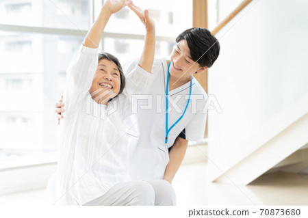 老年婦女康復和物理治療師 老年婦女康復和物理治療師 70873680