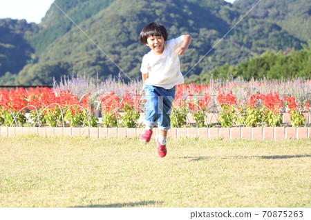 男孩開心地跑（前面） 70875263
