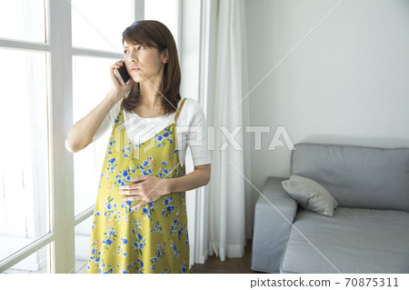 打電話的孕婦 打電話的孕婦 70875311
