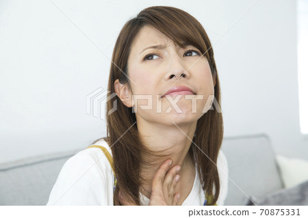 一個喉嚨痛的女人 一個喉嚨痛的女人 70875331