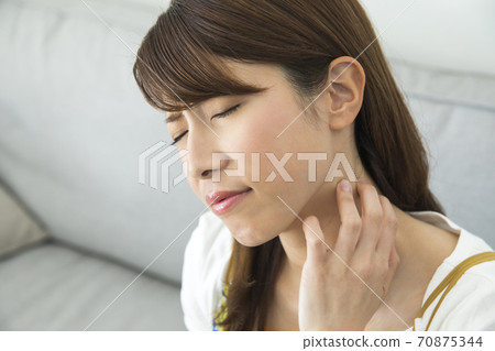 脖子僵硬的女人 脖子僵硬的女人 70875344