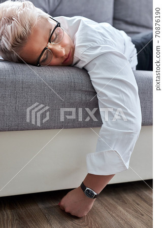 sleepy woman doesn't want to hold online lesson sleepy woman doesn't want to hold online lesson 70876190