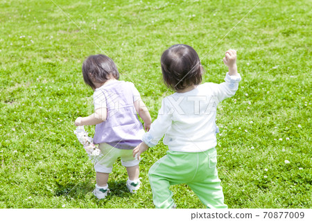 孩子們在公園裡玩 孩子們在公園裡玩 70877009