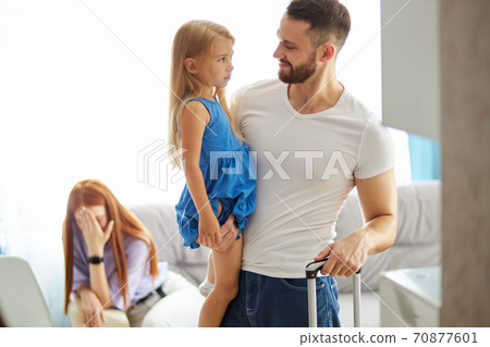 bearded man with daughter leaves wife bearded man with daughter leaves wife 70877601