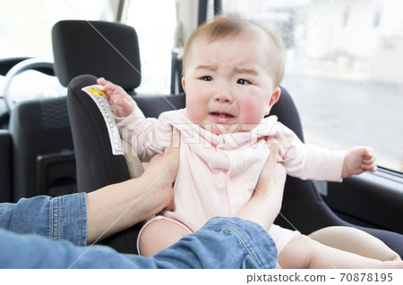 嬰兒坐在嬰兒座椅 嬰兒坐在嬰兒座椅 70878195