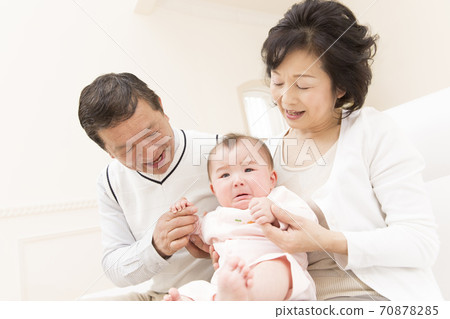 祖父母和孫子一起玩 祖父母和孫子一起玩 70878285