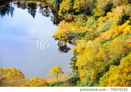 Kumanuma in the morning surrounded by beautiful autumn leaves, Iwate Prefecture 70878292