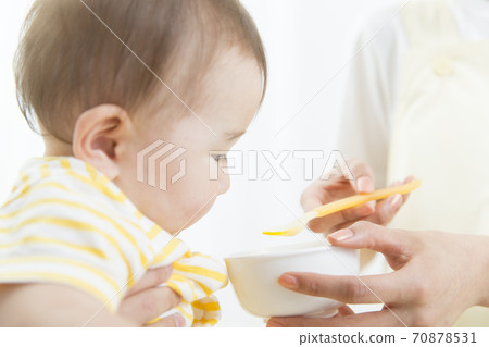 嬰兒吃嬰兒食品 70878531