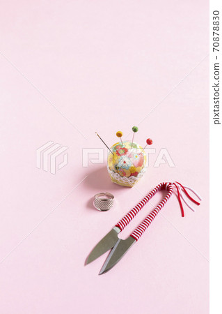 Dressmaking tools: pincushion and thread scissors vertical position Dressmaking tools: pincushion and thread scissors vertical position 70878830