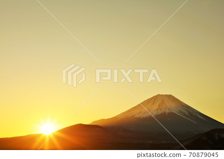 Mt. Fuji and the first sunrise 70879045