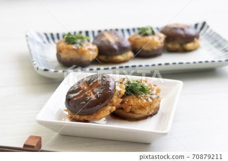 Shiitake mushroom meat stuffing_horizontal position Shiitake mushroom meat stuffing_horizontal position 70879211