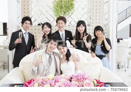 新娘和新郎拍紀念照和朋友 70879662