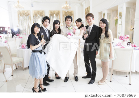 The bride to hold the bride 70879669